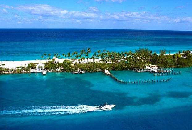 As Bahamas são um país insular no Caribe que atrai muitos visitantes para passeios, pela beleza natural. Tem mais de 700 ilhas, com praias paradisíacas. 