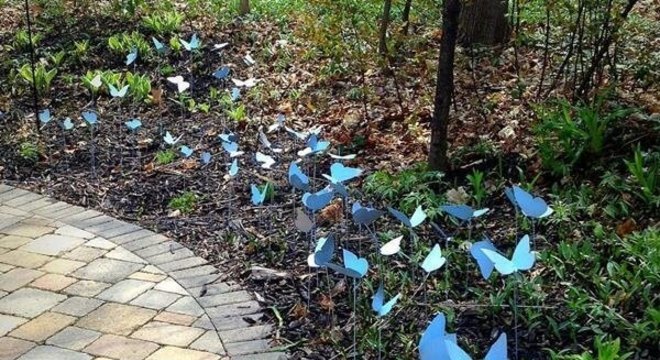 As borboletas dispersas na vegetação podem compor lindos enfeites para jardim