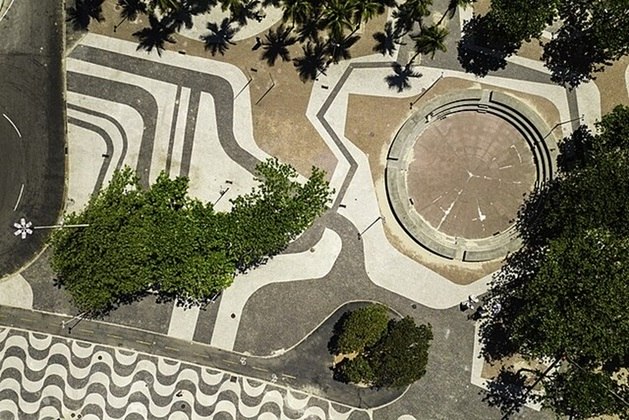 As calçadas de pedras portuguesas figuram na paisagem carioca, por exemplo, desde o início do século XX.