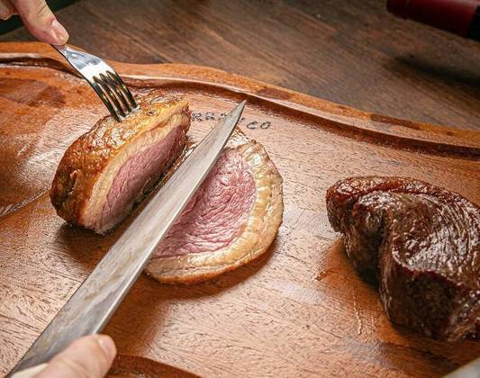 As carnes têm gordura para deixar o churrasco bem puxado no sabor.