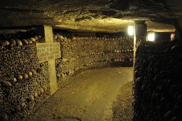 As catacumbas ocupam uma parte desse labirinto no subsolo da Cidade-Luz e recebem, por ano, cerca de 600 mil visitantes. Milhões de ossos de parisienses que viveram no decorrer de séculos estão ali.