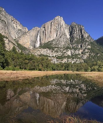 As Cataratas de Yosemite formam a queda d-água mais alta dos Estados Unidos. São 739m de altura. A atração fica no Parque Nacional de Yosemite e engloba três cachoeiras. 