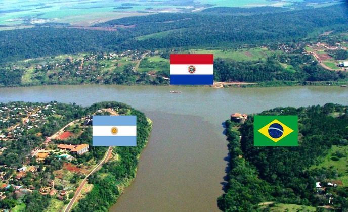 As Cataratas ficam na região que abrange, ainda, outro país: o Paraguai (município de Ciudad del Este). É a principal fronteira da América do Sul em termos de circulação de pessoas e relações internacionais.