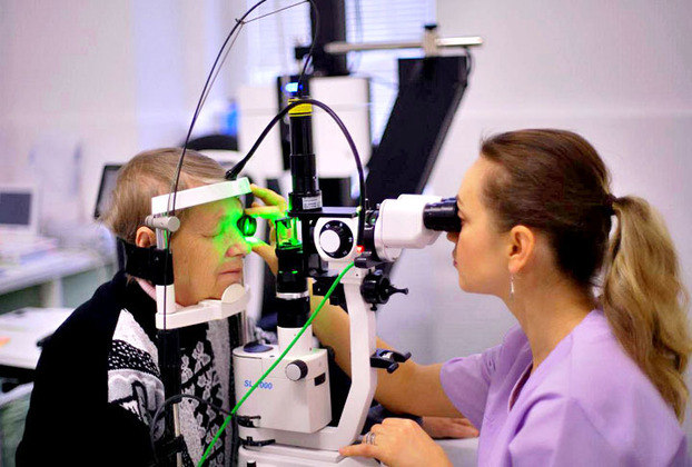As causas mais comuns da diplopia binocular são: paralisia de um dos nervos que controlam os músculos que movimentam o olho; miastenia grave; e obstrução mecânica do movimento do olho.