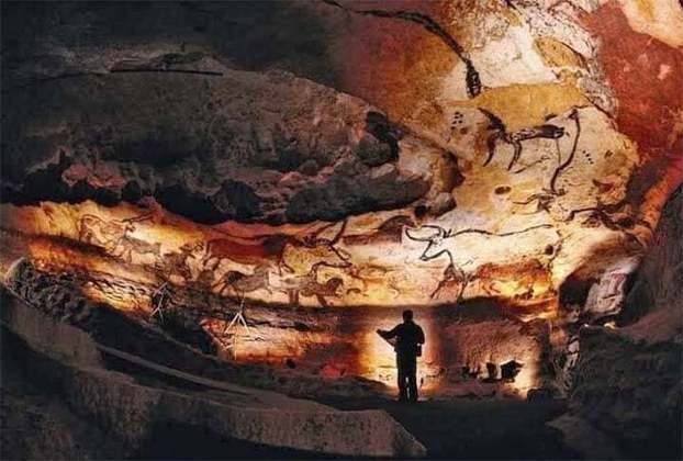 As Cavernas de Lascaux abrigam as primeiras pinturas rupestres da humanidade, datadas de 17 mil anos atrás. Nelas, é possível ver bois e outros animais da época. O local é fechado para visitação desde 1950, pois foi percebido que as visitas estavam interferindo nas pinturas.