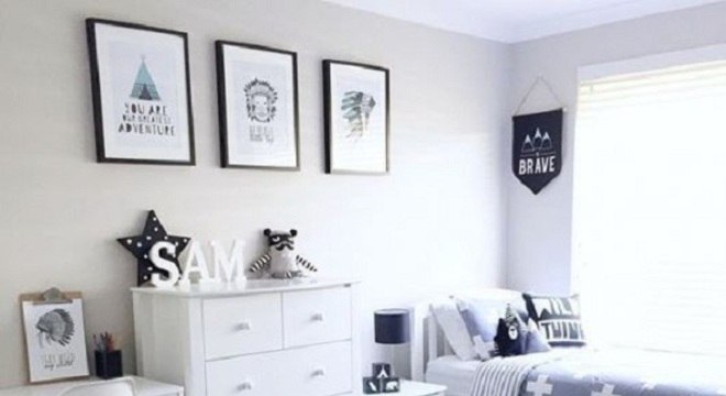 As cores do tapete alegram o ambiente de quarto simples