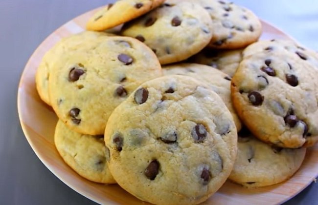 As crianças costumam adorar comer cookies e você pode colocar itens que deixem ainda mais saborosos, como M&M ou amendoim. 
