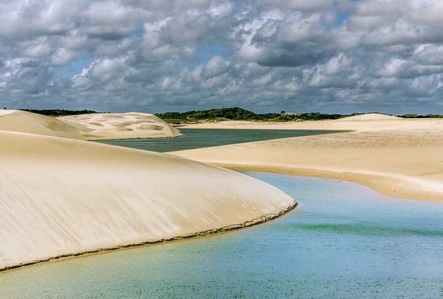 As dunas dos Lençóis Maranhenses, em Barreirinhas, no Maranhão, também são famosas. As dunas são no formato de 
