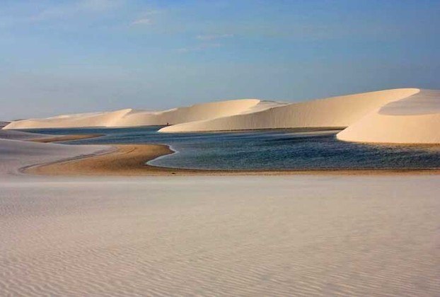 As dunas são grandes paisagens formadas por montes de areia, que se tornam atrações turísticas e movimentam a economia local com gastronomia, cultura e passeios radicais como o sandboard ou o 
