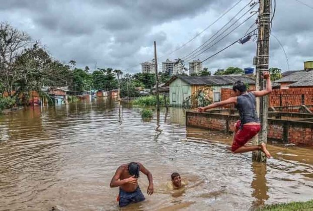 As enchentes disseminam a doença e, por isso, evitar contato com áreas de inundação é uma medida importante de prevenção. 