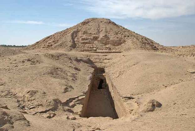 As entradas para o espaço onde estão situados os sarcófagos ficam camufladas no lado de fora das pirâmides do Sudão, com degraus íngremes que dão acesso aos túmulos. 