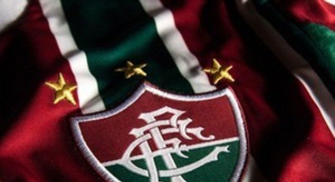 As estrelas no escudo do Fluminense representam os tricampeonatos estaduais conquistados pelo clube em: 1917/18/19, 1936/37/38 e 1983/84/85.