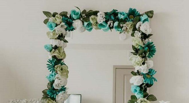 As flores de EVA complementam a moldura do espelho