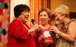 A cantora também comentou o início da história da dupla. 'Eu tinha 7 anos e ela 5 quando nós começamos a cantar. Muito crianças, e a gente cantando o repertório de outras duplas. Cantamos em circos, fazendo shows em circos, teatros pelo interior. Eu sou nascida em Ourinhos. Fomos morar em Paraguaçu Paulista quando fomos cantar na Rádio Club Marconi, de Paraguaçu Paulista. Onde, agora, tem um memorial nosso'
