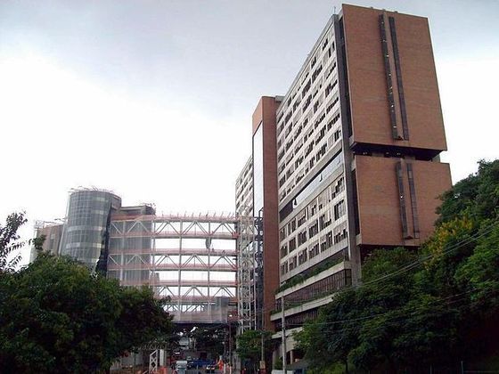  As idas e vindas ao Hospital Albert Einstein, em São Paulo, têm sido frequentes desde que o Rei descobriu um tumor no cólon (intestino grosso) em setembro de 2021.