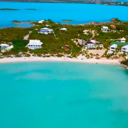 As Ilhas Turcas e Caicos são outro território britânico localizado no Caribe, a sudeste das Bahamas. A praia de Grace Bay é bastante requisitada pelos turistas. Elas são a 34° geral que mais recebem investimentos brasileiros, fechando a lista das dez entre paraísos fiscais.