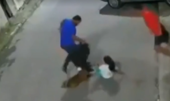As imagens do ataque de um pitbull a uma criança na Baixada Fluminense chocaram o público. No vídeo, de 30/6/2022, é possível ver o avanço do animal sobre o garoto de 10 anos, que foi socorrido pelo irmão e por um vizinho. 