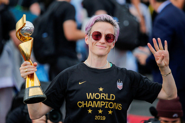 5º Megan Rapinoe (Estados Unidos)Companheira de seleção de Morgan, a atacante dos Estados Unidos tem uma fortuna um pouco menor do que a compatriota. Ela possui uma fortuna de 3,7 milhões de dólares (R$ 18 milhões) e recebe um salário de 445 mil dólares (R$ 2,16 milhões)