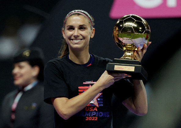 4º Alex Morgan (Estados Unidos)Campeã da Copa do Mundo de 2019 com a seleção dos Estados Unidos, a atacante é a quarta jogadora mais rica da competição. Com 4 milhões de dólares (R$ 19,4 milhões) de patrimônio líquido, a americana recebe um dos maiores salários do ranking. São 450 mil dólares (R$ 2,2 milhões) por ano, como atleta do San Diego Wave FC