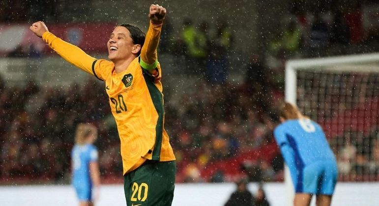 6º Sam Kerr (Austrália)A atacante do Chelsea é o principal nome da seleção australiana e é a mais rica do time que jogará em casa. Apesar de no contrato da atleta constar que o salário anual é de 410 mil dólares (R$ 1,97 milhão), ela recebe 500 mil dólares (R$ 2,4 milhões). No total, é estimado que Kerr tenha R$ 3,2 milhões acumulados