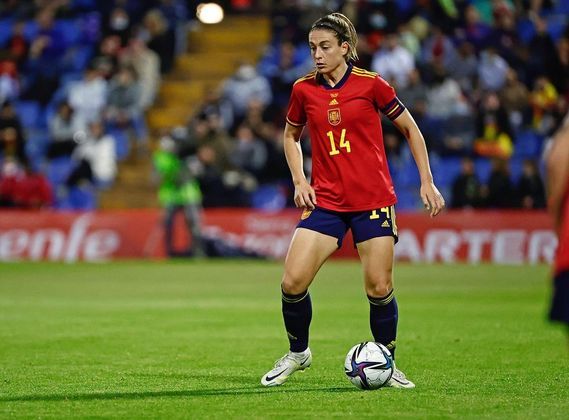 7º Alexia Putellas (Espanha)Aos 29 anos, a meia-atacante foi eleita duas vezes como a melhor jogadora do mundo. Capitã da seleção espanhola, ela recebe um salário anual de 163,7 mil dólares (R$ 788,8 mil)