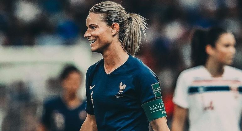 Na beca! A um mês da Copa do Mundo, CBF divulga traje oficial de viagem da seleção  feminina - Fotos - R7 Seleção Brasileira