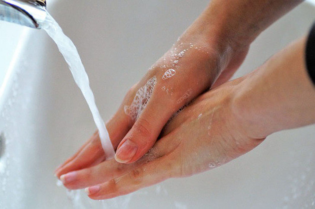 As mãos devem ser lavadas regularmente e o uso do álcool em gel pode evitar contaminação depois que a pessoa tocar em superfícies de uso coletivo, como máquinas de pagamento ou suportes de ônibus. 