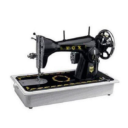 As máquinas de costura ainda existem, mas com uma tecnologia bem mais avançada. Já houve um tempo em que ela era feita à base da manivela.