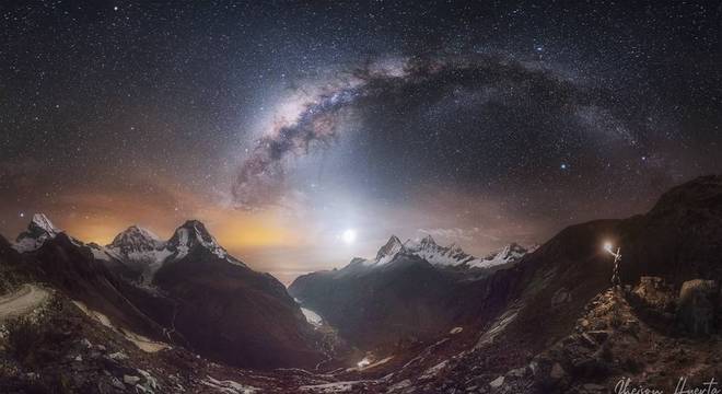 As montanhas cobertas de neve de Huascarán e Huandoy, na Cordilheira Branca, no Peru.