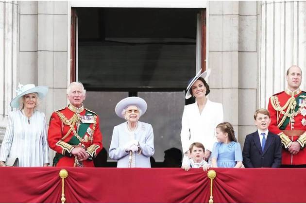 As mulheres da Realeza só podem usar chapéus até as 18h. Depois desse horário, elas têm que trocar por uma tiara.