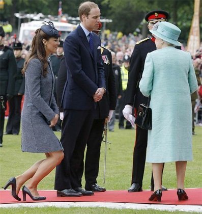 As mulheres têm que dobrar os joelhos diante do monarca. É um gesto de reverência tradicional.