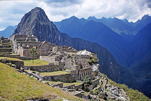 As novas sete maravilhas do mundo moderno são um seleto grupo de grandes construções escolhidas por votação popular. Recentemente, houve o sumiço de itens desse reconhecimento entregues a Machu Picchu, no Peru. Confira essa história. 