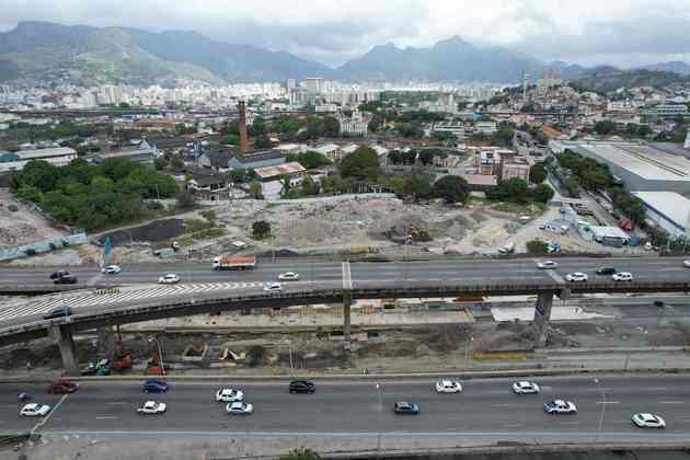 As obras do Terminal Intermodal Gentileza, o terreno do Gasômetro e o Maracanã ao fundo.