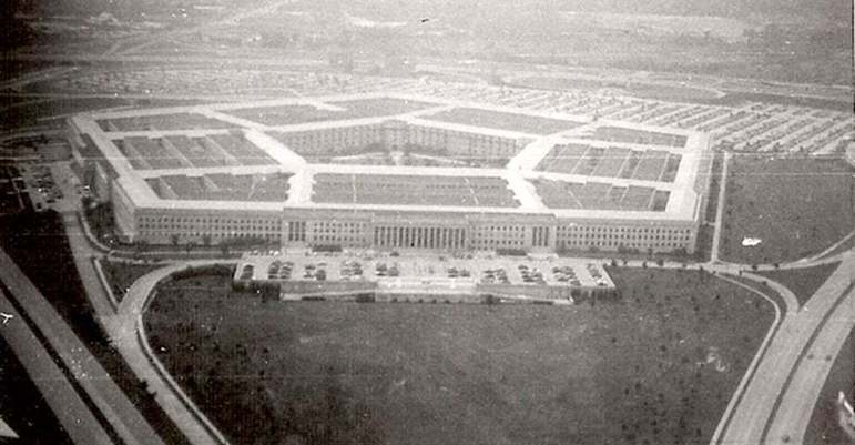 As obras para construção do Pentágono começaram em 11 de setembro de 1941 e o prédio foi inaugurado em 15 de janeiro de 1943. 