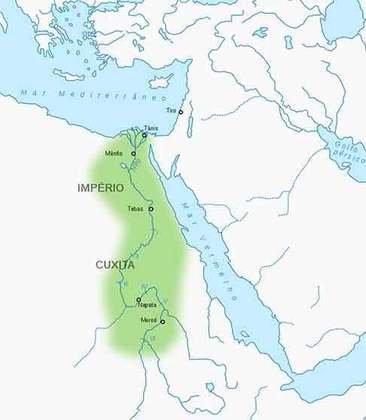 As pirâmides no Sudão foram erguidas pela nação cuxita, que  ocupou uma região chamada Núbia,entre 1.070 a.C e 350 d.C. Essa área abrange o atual território sudanês e o sul do Egito. A propósito, representava um dos povos mais poderosos do mundo na época. 