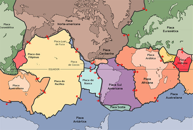 As placas tectônicas existem em diversas partes do mundo. São gigantescos blocos rochosos que formam a crosta terrestre e que têm movimento constante, provocando aproximação ou afastamento umas das outras. 