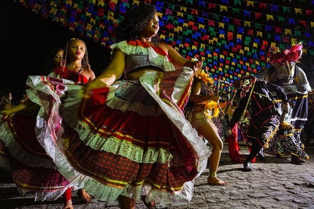 As quadrilhas dançam músicas típicas de São João e usam elementos do folclore nacional. O público se diverte com uma das manifestações culturais mais tradicionais do Brasil. 