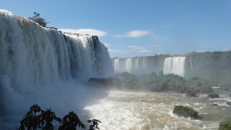 As quedas podem ser alcançadas, principalmente, a partir de duas cidades dos dois lados das cataratas: Foz do Iguaçu, no estado do Paraná, no Brasil, e Puerto Iguazú, na província de Misiones, Argentina.