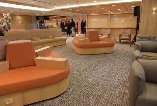 As salas VIP, também conhecidas como “airport lounges”, passaram a ser incorporadas em aeroportos do mundo todo como forma de oferecer comodidade a grupos seletos de passageiros.