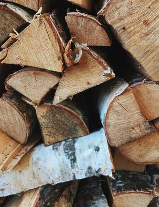 As saunas tradicionais são aquecidas a lenha. Em vez de usar eletricidade ou gás propano, o método é natural, com a queima da madeira. 