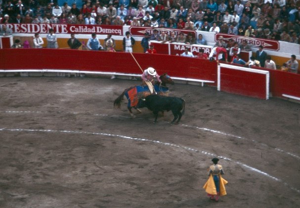 As touradas, também conhecidas como tauromaquia, são uma tradição controversa com raízes profundas em diversas culturas, principalmente na Península Ibérica e em partes da América Latina.