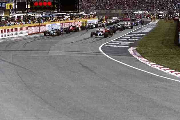 As tragédias de Ímola em 1994 ainda vitimaram Ayrton Senna. O brasileiro perdeu o controle da WIlliams, passou reto na curva Tamburello e acertou o muro com violência. O tricampeão mundial de F-1 morreu horas depois