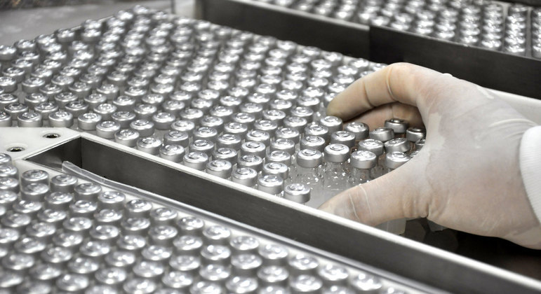 Doses da vacina de Oxford produzidas por Bio-Manguinhos: IFA passará a ser fabricado no país