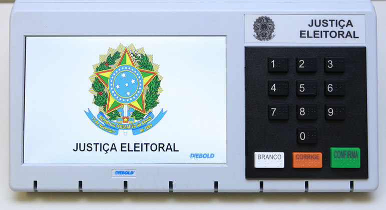 Justiça Eleitoral negou que o título de pessoas acima de 70 anos esteja sendo cancelado
