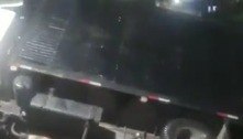 Asfalto cede e engole caminhão no bairro Cidade Tiradentes (SP)