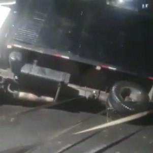 Asfalto cede e engole caminhão na zona leste de São Paulo