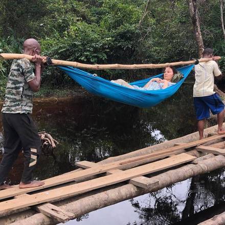 Ashley Judd disse que ao tropeçar em um tronco, ela fraturou o membro inferior em quatro partes e ainda sofreu uma lesão no nervo, ao acompanhar pesquisadores procurando espécies ameaçadas de extinção