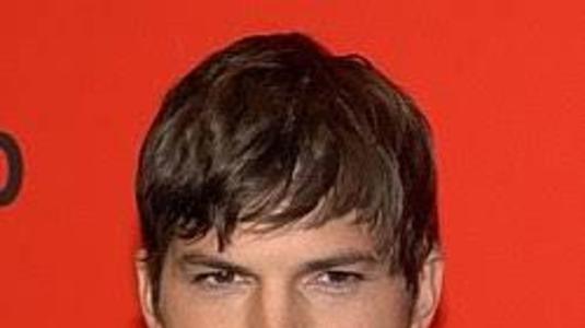Ashton Kutcher revela doença rara que o deixou sem ver, ouvir e andar  (Reprodução )