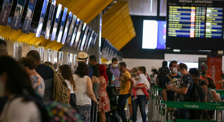 Governo restringe entrada de estrangeiros para frear avanço da covid-19 no Brasil