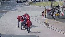 Assaltante é espancado por frentistas após tentar roubar posto em Cotia (SP)
